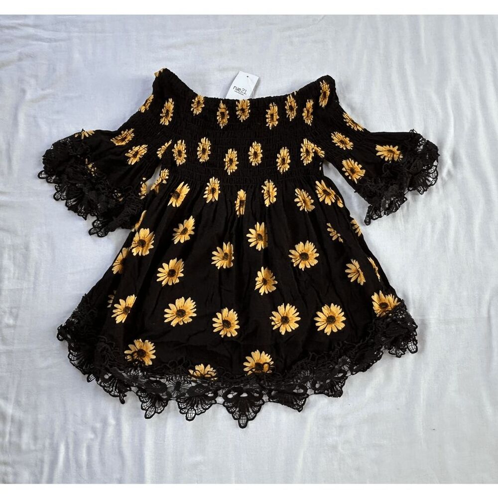 rue21 Juniors Black w/ Yellow Flower Lace Trimmed Stretch Blouse Size M Flowy - Picture 2 of 5